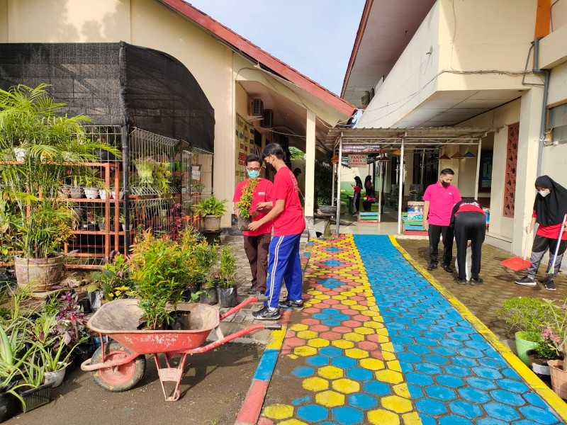 Kegiatan Penanaman Pohon di Sekolah